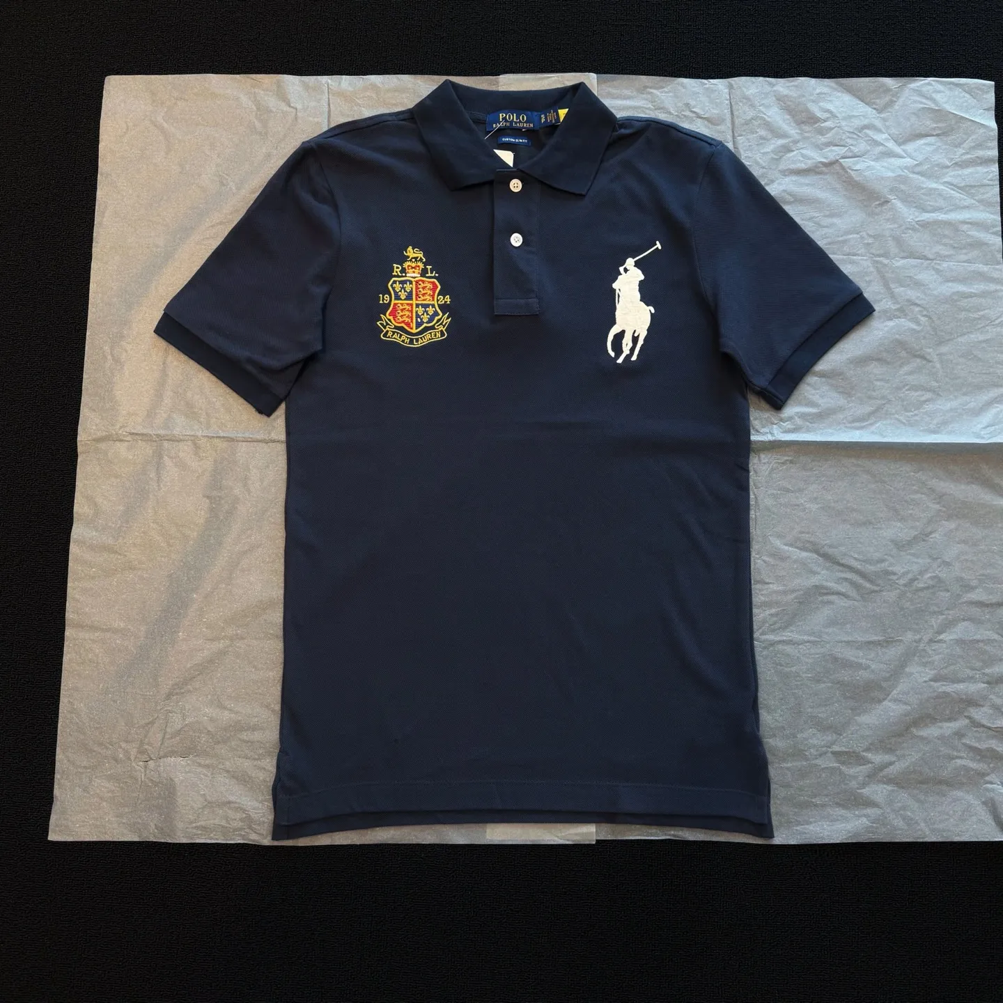 P170 Style No. RL01 (four colors) Ralph Lauren/Ralph Lauren Basic Malaysian Crown 👑Club emblem embroidered logo Big Pony Lapel Polo shirt T-shirt short-sleeved fabric 100% piqué cotton, imported embroidered logo on the chest, custom threaded collar, Malaysian embroidery, the highest version, suitable for business and leisure daily use! 🌘Two-button placket, laser logo pearlescent resin buttons, cuffs and hem using double-thread sewing technology, different currency versions, full set of original three-label accessories!   SIZE #S~XXL Color#Black Navy Gray White